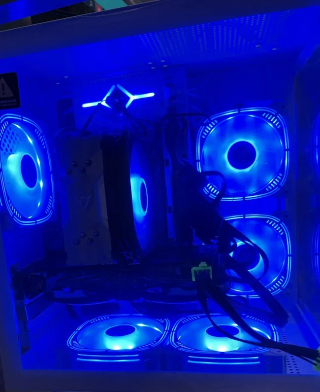 Equipo Angside Xeon Lab con iluminación azul, visto por el panel de cristal